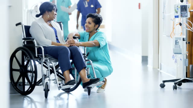 Personal-femenino-afroamericano-y-consulta-de-pacientes-con-discapacidad