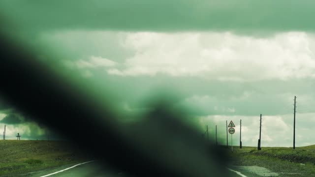 geladenen-Autofahren-ist-auf-dem-Weg-in-die-Berge.-Regen-und-überhängenden-Wolken