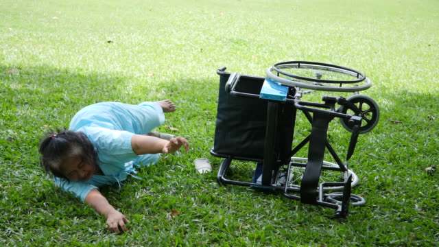 Ältere-Frau-Patienten-helfen-wollen,-nach-dem-Rollstuhl-in-den-Boden-gestürzt
