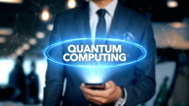 Geschäftsmann-mit-Handy-öffnet-Hologramm-HUD-Interface-und-Berührungen-Wort---Quanten-COMPUTING
