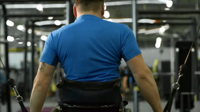 Behinderte-Menschen-Ausbildung-auf-Kabel-Maschine-im-Fitness-Studio