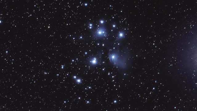 Abra-el-racimo-de-Pleiades-Astronomía-nebulosa-estelar-Timelapse-M45