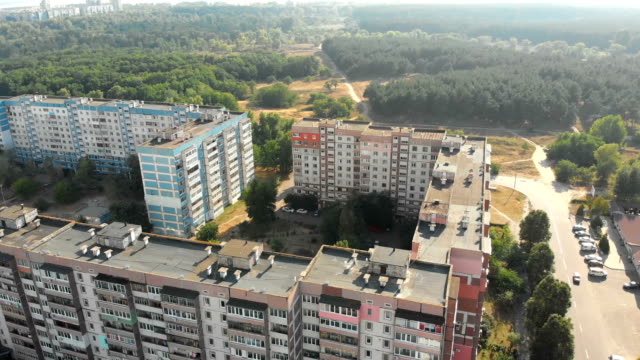 Luftaufnahme-von-mehrstöckigen-Wohngebäuden-in-der-Stadt