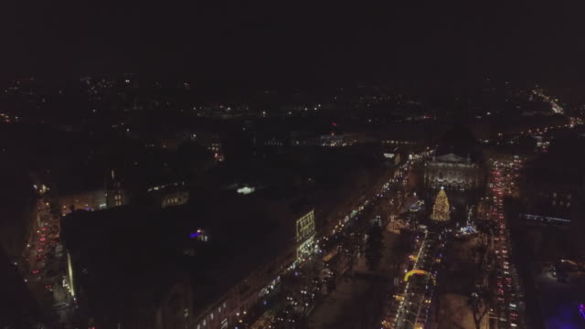Lviv,-Ukraine---Dezember-2018.-Arial-Schuss.-Lemberger-Oper.-Weihnachtsbaum.-Weihnachtsmarkt.-Menschen-sind-rund-um-die-Innenstadt-Fuß.-Nachtzeit