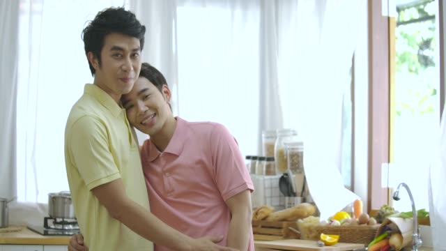 Porträt-des-jungen-asiatischen-schwules-Paar-posieren-zusammen-zu-Hause.