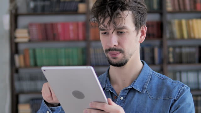 Traurig-lässig-junger-Mann-in-Ehrfurcht-für-den-Verlust-von-Online-auf-Tablet