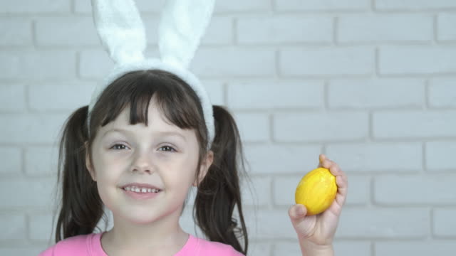 Un-niño-está-jugando-con-huevos-de-Pascua.