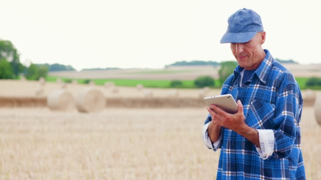 Moderne-Landwirtschaft.-Die-Liebe-zur-Landwirtschaft.-Landwirt-mit-digitalem-Tablet-bei-der-Prüfung-von-Bauernhof