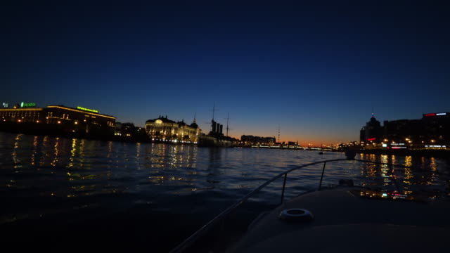 Centro-de-San-Petersburgo,-Rusia-por-la-noche.-En-el-río-están-los-barcos-de-pasajeros.-Vista-del-crucero-Aurora-en-el-río-Neva