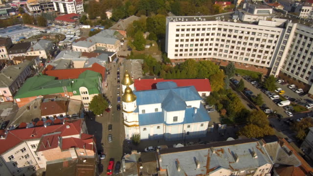 Das-historische-Zentrum-der-Stadt-Ivano-Frankivsk,-Ukraine,-mit-dem-Gebäude-des-Rathauses.