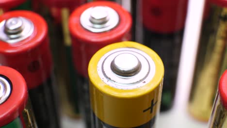 Baterías-usadas-rojas-y-amarillas-en-heap
