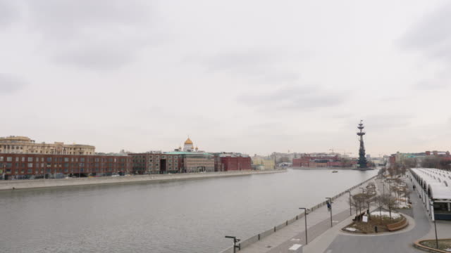 Moskau-ergeht-Flussufer-mit-Blick-auf-das-Denkmal-für-Peter-der-große-in-bösen-Tag.