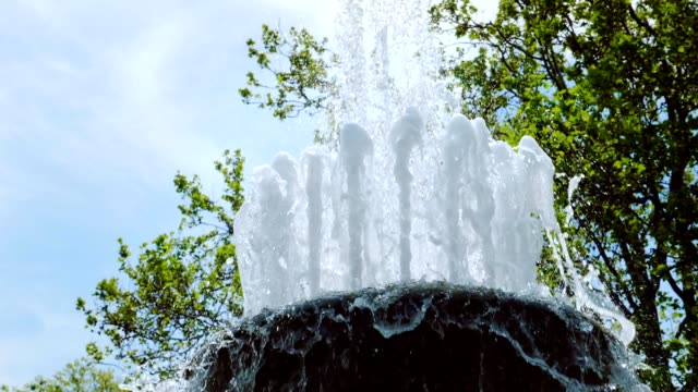 Jets-of-the-fountain-in-slow-motion.