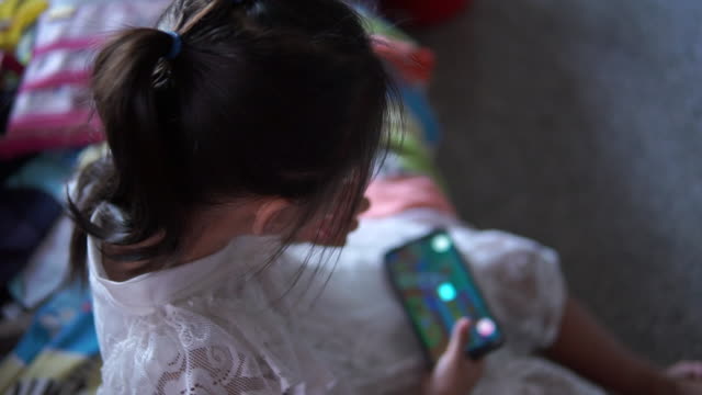 Mädchen-spielen-Spiele-auf-Mobiltelefonen