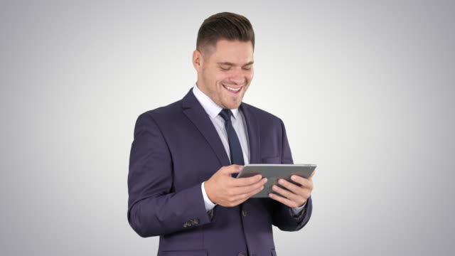 Geschäftsmann-Lesen-oder-Arbeiten-an-einem-digitalen-Tablet-auf-Gradientenhintergrund