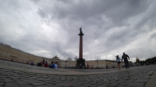 Lapso-de-tiempo-de-una-Plaza-del-Palacio-en-San-Petersburgo.-Alexander-Column-y-Hermitage.