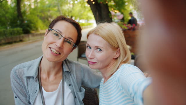 Porträt-von-glücklichen-Freundinnen,-die-Selfie-im-Outdoor-Café-posieren-und-Spaß-haben