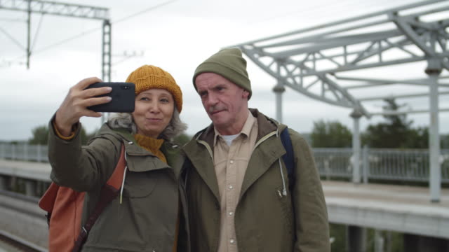 Personas-mayores-haciendo-selfie-en-la-estación-de-tren