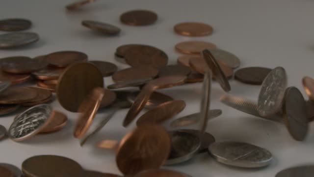 Super-Zeitlupe-von-US-Münzen-fällt-auf-einen-Tisch