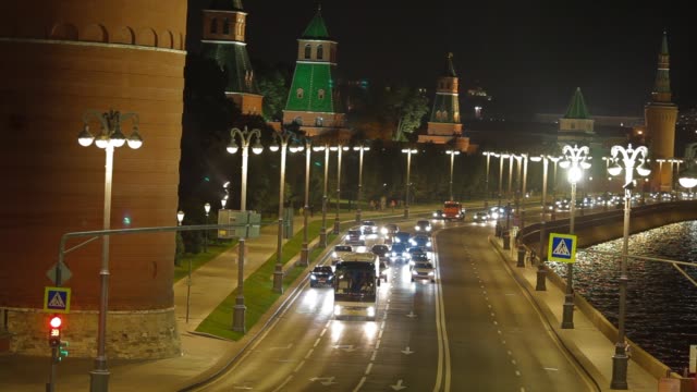 Moskau,-Russland.-10.-August-2019.-Nachtstadtbild,-die-Kremlmauer,-Autos-fahren-die-Straße-Kreml-Damm-hinunter