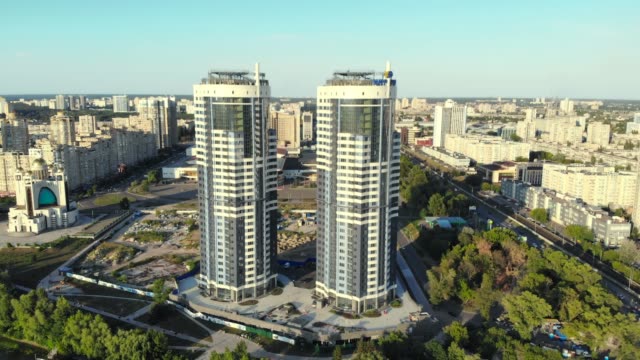 Construcción-de-dos-rascacielos-idénticos-en-la-ciudad