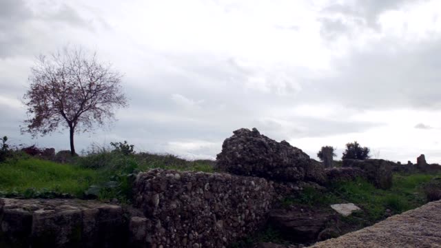 antiguas-paredes-de-piedras-tratadas-escalones-rocosos-que-conducen-hacia-abajo