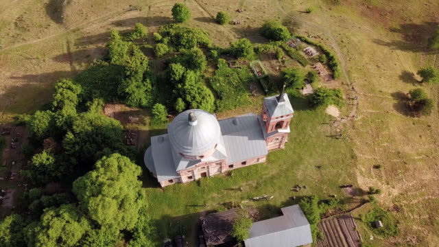 Luftaufnahme-des-russischen-Waldes,-des-Flusses-und-der-Steppe-mit-Blick-auf-eine-verlassene-Kirche-und-architektonische-Objekte