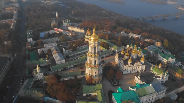 Imágenes-de-drones-Vista-aérea-de-Kiev-Pechersk-Lavra