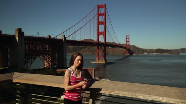 Frau-macht-Selfie-mit-Golden-Gate-Bridge