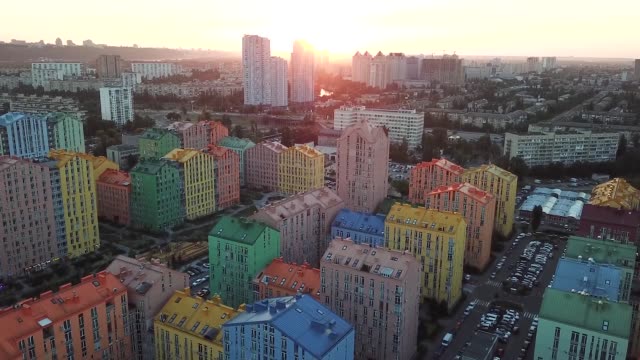 Luftaufnahme-des-Bezirks-der-bunten-Häuser-in-Kiew,-Ukraine.-Komfort-Stadtgebäude