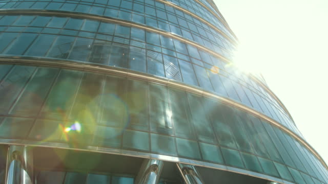 großes-modernes-Gebäude-auf-vielen-Etagen-mit-vielen-Windows,-Business-Center