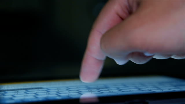 Handeingabe-auf-einer-virtuellen-Tastatur-des-digitalen-Tablet-Computers.