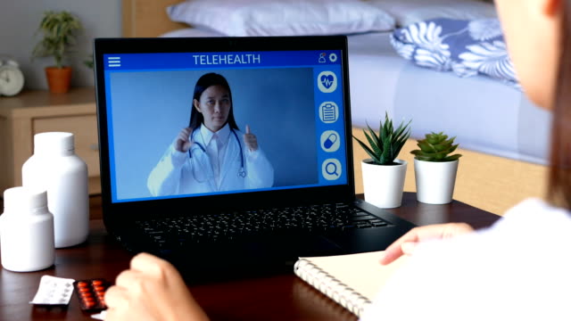 sordo-silenciar-al-paciente-utilizar-videoconferencia-a-distancia-remota,-hacer-consulta-en-línea-por-lenguaje-de-señas-con-el-médico-en-el-ordenador-portátil-sobre-la-enfermedad,-medicina-a-través-de-vdo-llamada.-Telesalud,-Telemedicina,-Hospital-en-