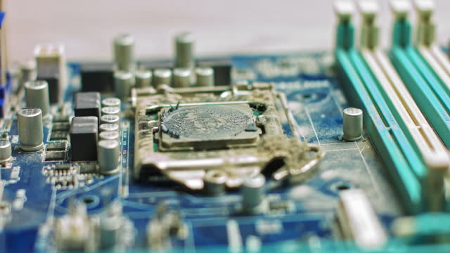 Der-Assistent-entfernt-die-CPU-Kühlung-für-die-Diagnose.-Reparatur-und-Wartung-von-Computer-Boards-und-den-neuesten-Prozessoren.-Austausch-der-Span-Thermopaste.-In-der-modernen-elektronischen-Fertigung-Fabrik-Design-Engineer-hält-Mikrochip-.-Chip-der-ne