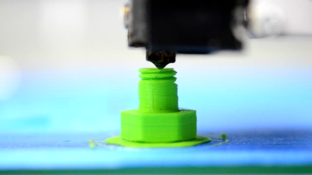 HD-1080-3D-printer-prints-from-the-plastic-figure-in-the-form-of-a-bolt