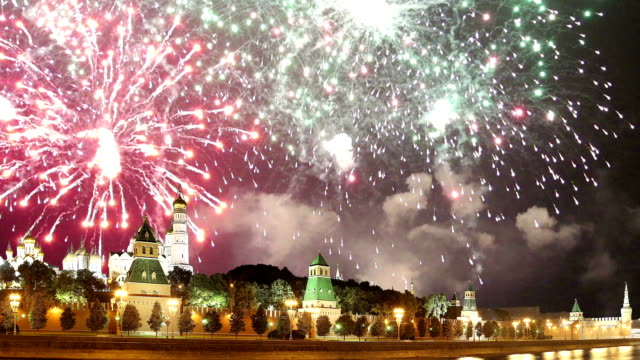 Feuerwerk-über-dem-Moskauer-Kreml,-Russland