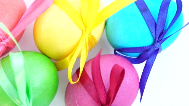 huevos-de-Pascua-de-colores-con-cintas