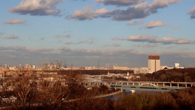 Panoramablick-auf-Moskau,-mit-dem-Stadion,-u-Bahn-Brücke-und-der-Innenstadt-von-Sperlingsbergen