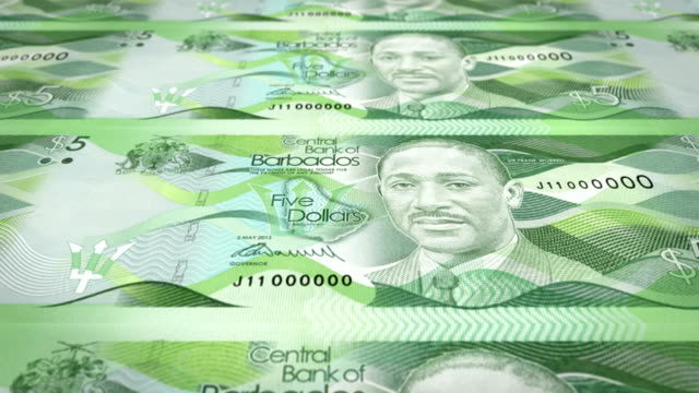 Banknoten-von-fünf-Dollar-der-Bank-von-Barbados-Island-rollen-auf-dem-Bildschirm,-Münzen-der-Welt,-Bargeld,-Schleife