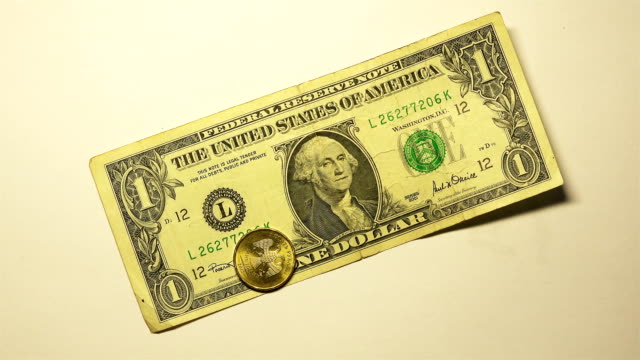una-dispersión-de-monedas-de-oro-de-10-rublos-por-cada-dólar-americano-de-verde-sypyatsya,-sobre-un-fondo-blanco