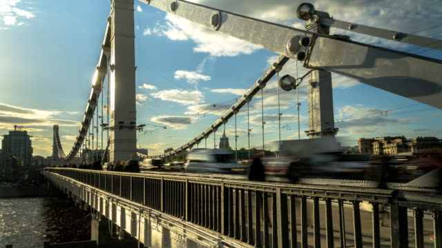 Strom-von-Menschen-und-Autos-auf-die-Stahlbrücke,-Zeitraffer