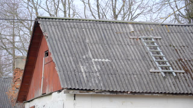 Die-schmutzigen-Dach-des-alten-verlassenen-Hauses