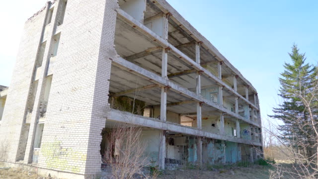 Äußere-Aussehen-des-zerstörten-Gebäudes-während-des-Krieges