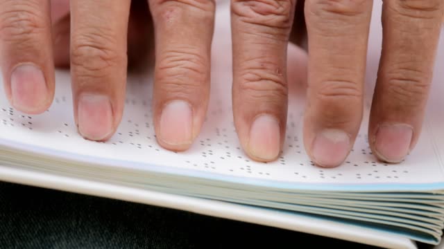 Hände-des-blinden-lesen-Braille-Sprache-auf-Buch