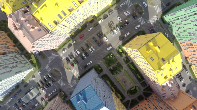 Drohne-fliegen-über-europäische-Stadt