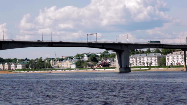 Paseo-en-barco-por-el-río-Kostroma,-Rusia