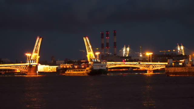 Schiffe-schwimmen-vorbei-an-der-Zugbrücke.-Nachtzeit-ist-St.-Petersburg.-Zeitraffer