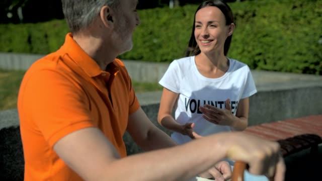 Positiven-gewidmet-Freiwilligen-im-Gespräch-mit-dem-älteren-Mann
