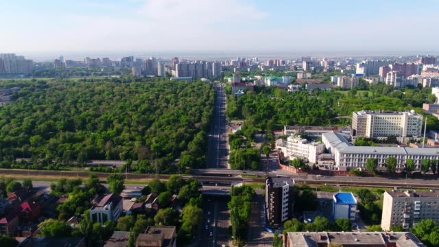 Vista-aérea-de-Moscú-con-el-río-de-Moskva-de-un-moderno-puente-cable-permanecido.-Vista-desde-el-cielo-en-puente-en-la-ciudad-y-el-lago