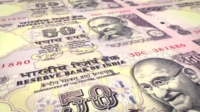 Banknoten-von-fünfzig-indische-Rupien-Indiens-Rollen,-Bargeld,-Schleife